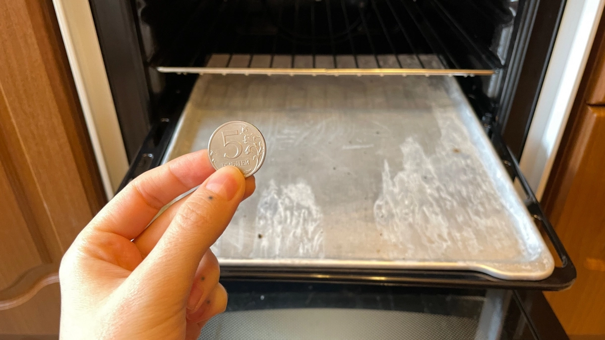 Как отмыть пригоревший противень при помощи обычной монеты: старый советский лайфхак - сестра показала, теперь тоже так мою