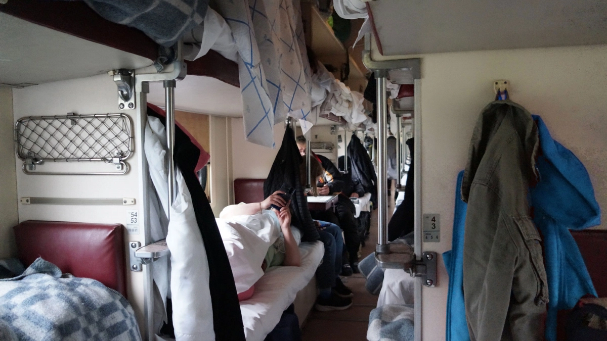 Неприятный конфликт в поезде в 7 утра: как пассажирка с верхней полки устроила скандал