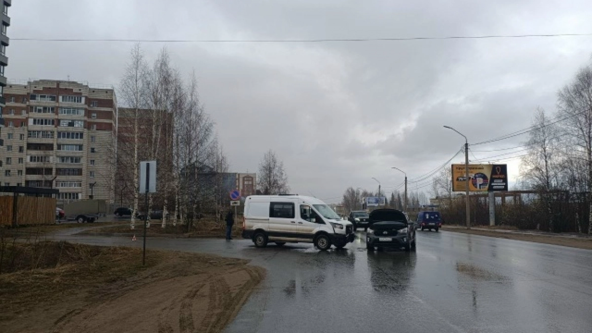 В столице Коми в ДТП с микроавтобусом пострадала девочка