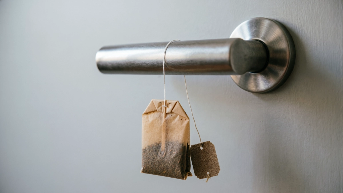 Привязал чайный пакетик к дверной ручке: соседи назвали безумцем, а теперь сами пользуются этим трюком
