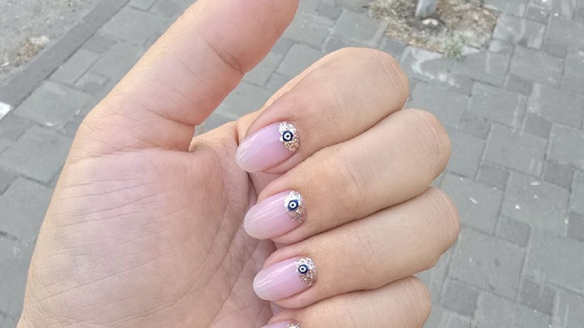 Французский маникюр возвращается: новые цвета и формы для женщин в тренде
