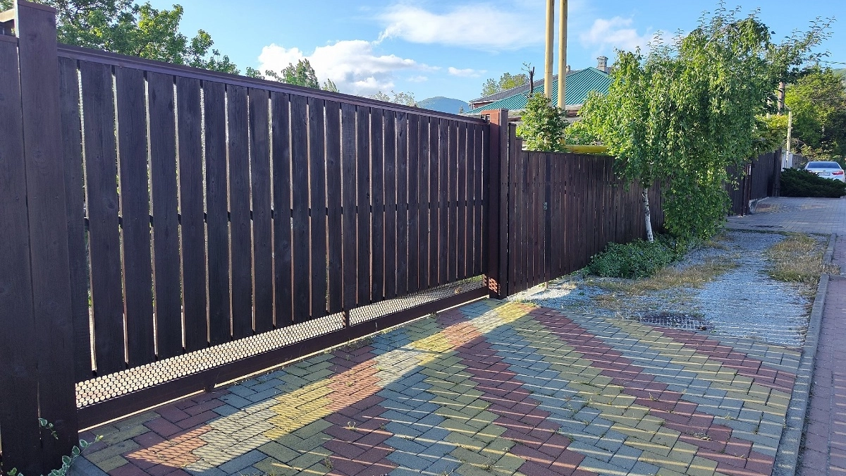 Заборы из профлиста— на помойку: 3 трендовые идеи от топовых дизайнеров для дачного участка в 2026 году