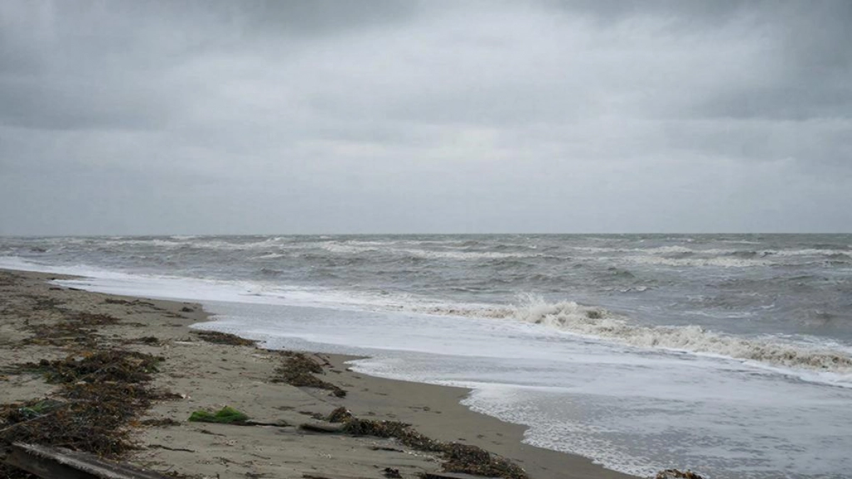 Толпы народа, кана­ли­за­ция в море и серый песок: честный отзыв туристов о трендовом российском курорте