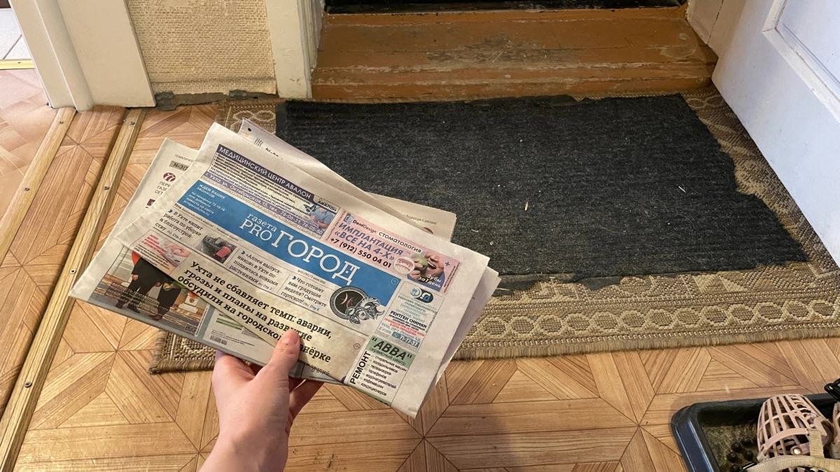 Кладу газету под коврик у двери: подсмотрела как это работает в подъездах старых финских домов — не для тепла