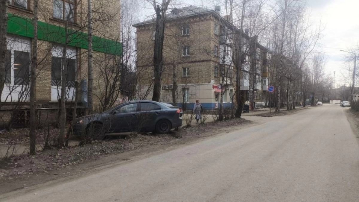 В Ухте лишенный прав водитель сбил пешехода на тротуаре и попал в спецприемник