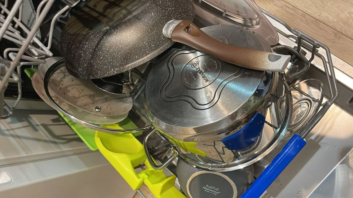 Натираю сковороды этим — и жир с нагаром отходят сами: старый кухонный лайфхак, который работает