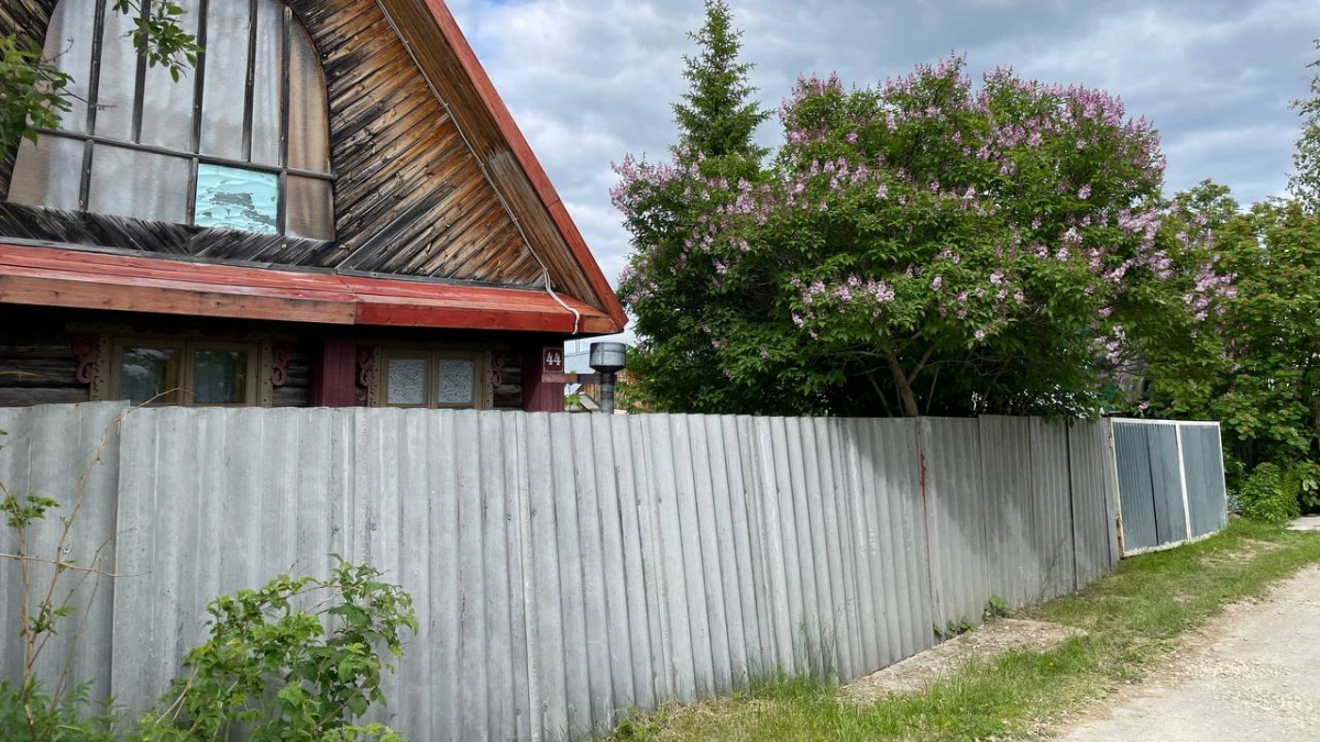 Заборы из профлиста и дерева — прошлый век: 3 трендовые идеи для дачного участка в 2026 году