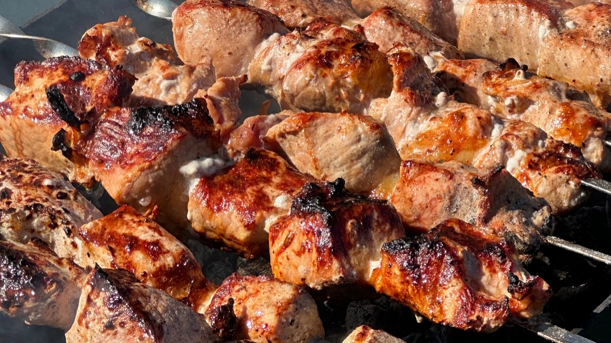 В Греции шашлык готовят только так: не мясо, а волшебство — нежнее сливочного масла, тает во рту