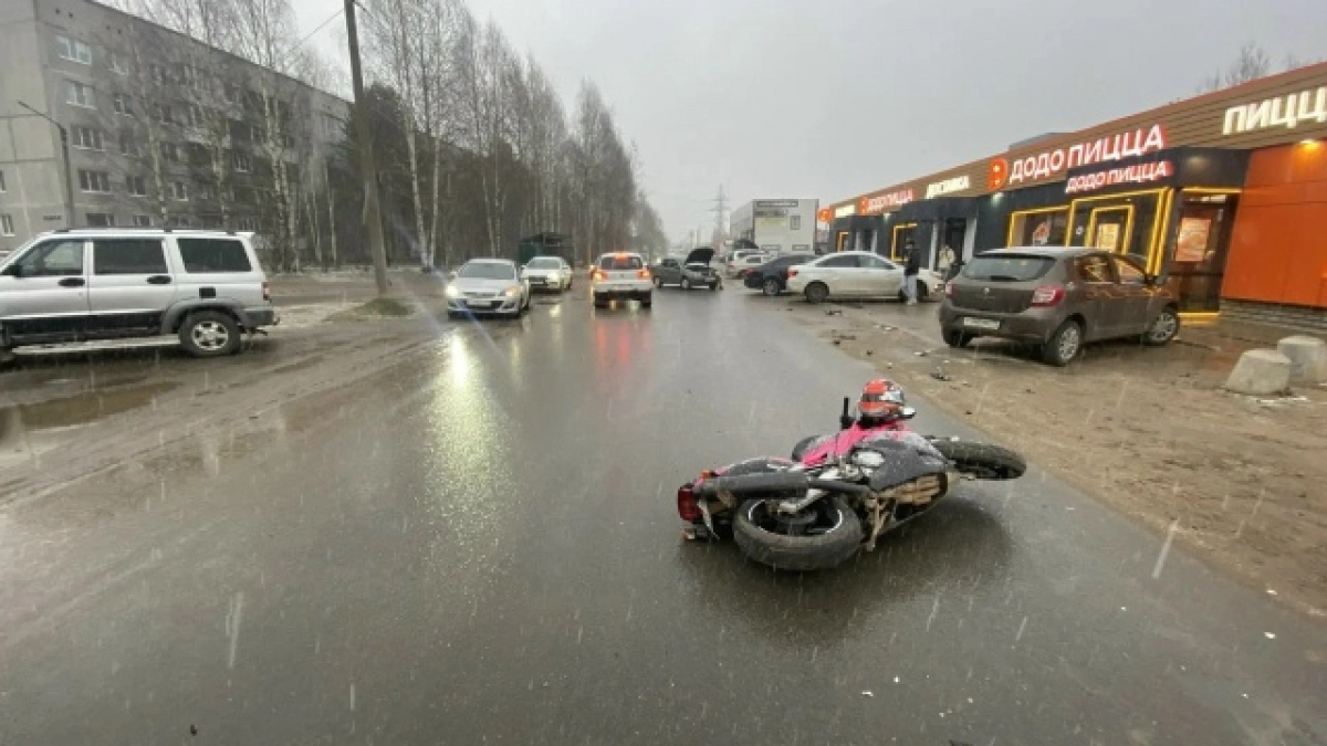 В столице Коми мотоциклист выехал на встречку и попал в аварию