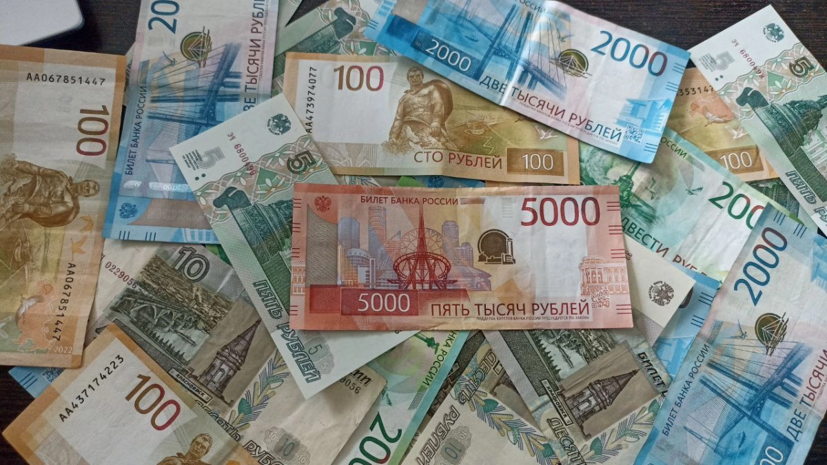 Кому повезёт с деньгами, а кто останется не у дел: финансовый гороскоп на май для всех знаков