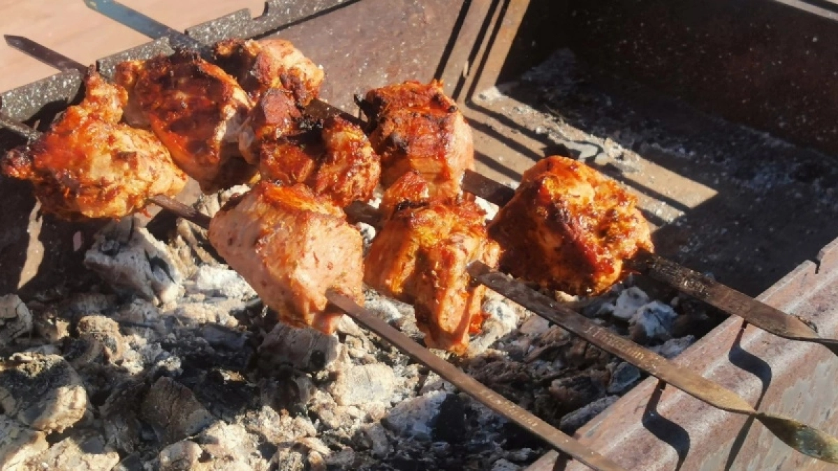 20 минут – и шашлык готов к жарке: такой экспресс-маринад делает мясо нежнее сливочного масла