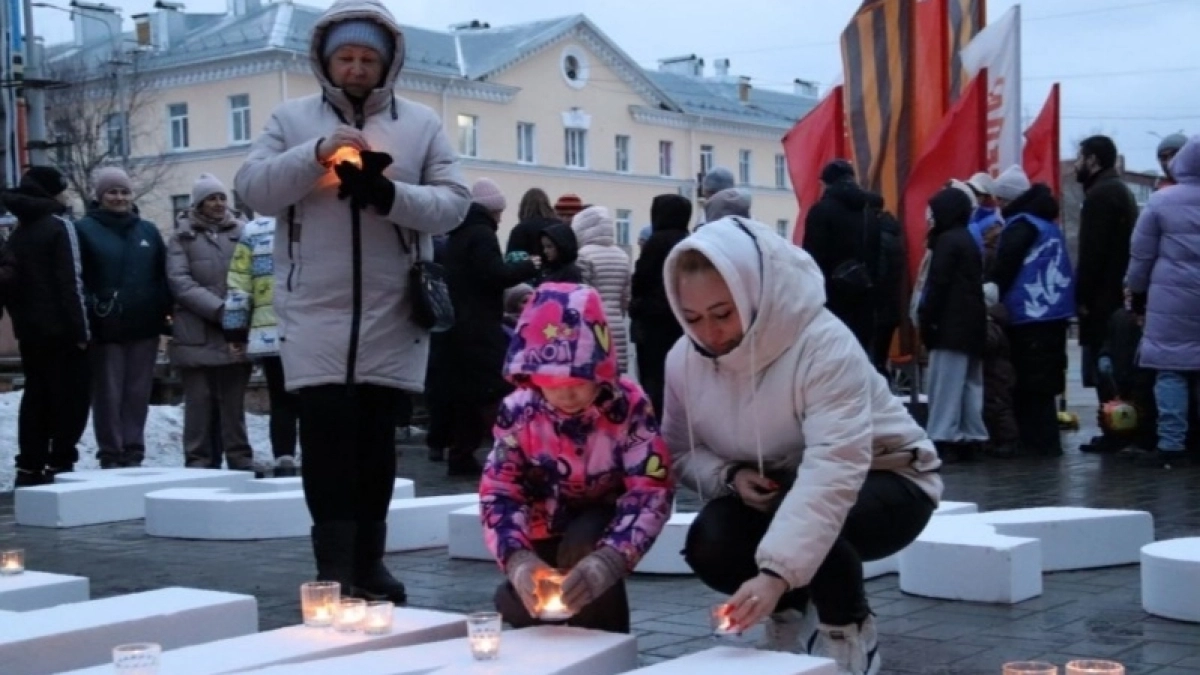 В Коми выложили надпись “Я помню! Я горжусь!” из множества свечей