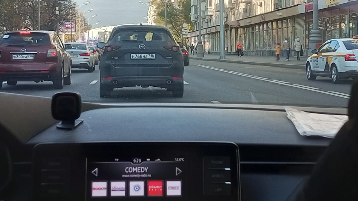 Всегда включаю эту настройку перед поездкой — навигатор вообще не «глючит», даже если глушат все вокруг