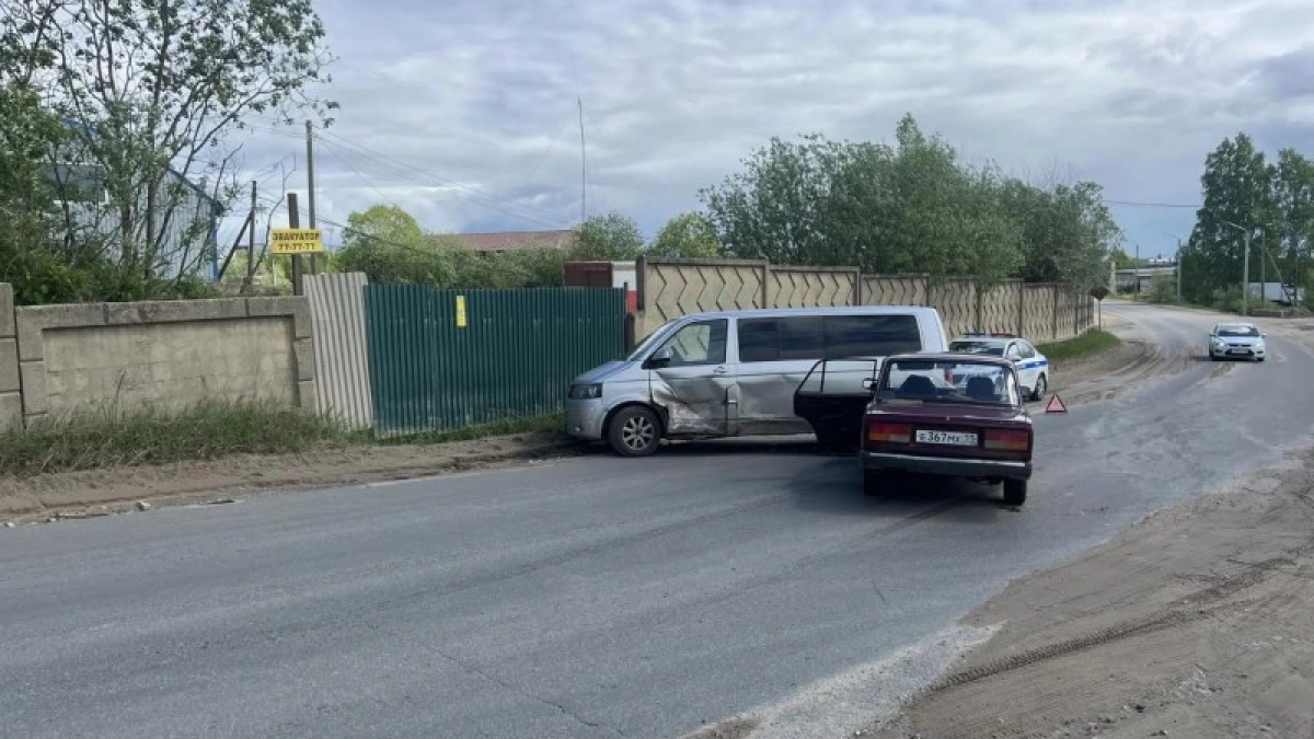 В Коми микроавтобус выехал на главную дорогу и протаранил "ВАЗ"
