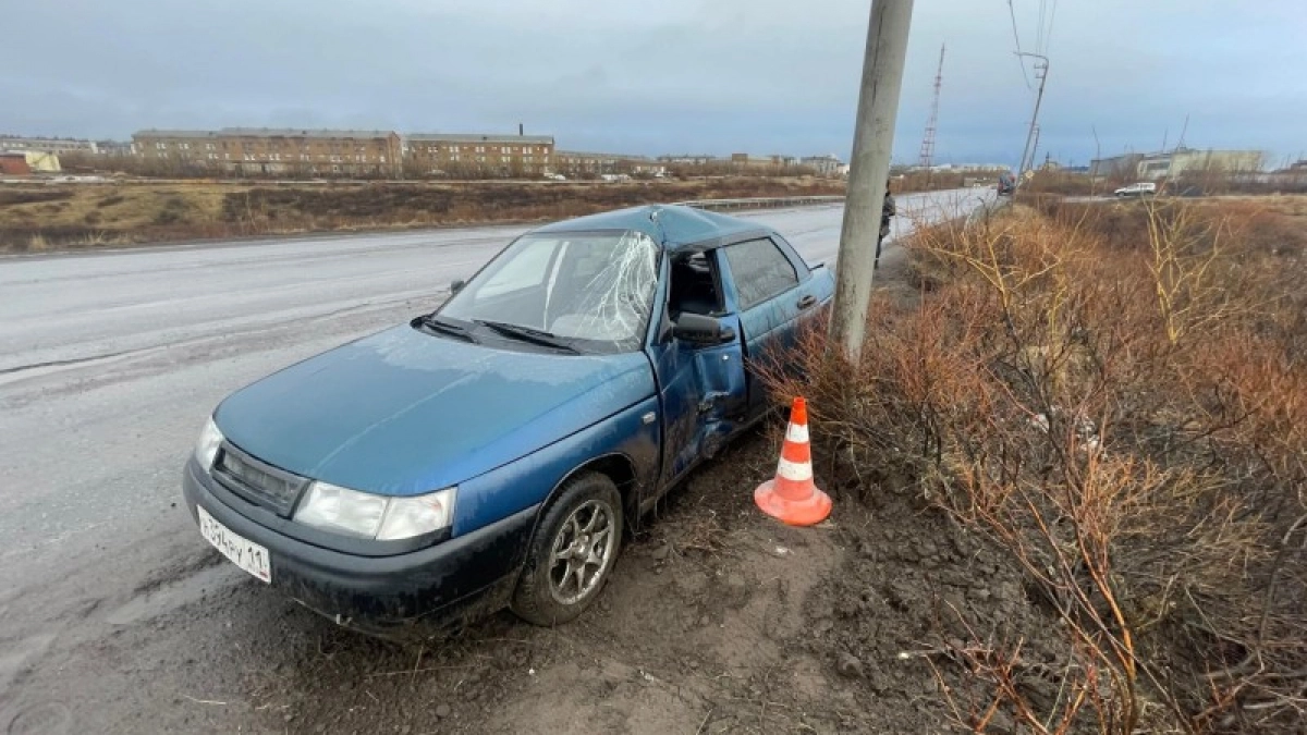 Тяжелый "Урал" протаранил легковушку в Коми