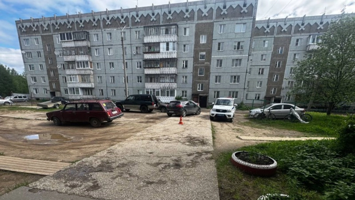 В Коми водитель наехал на пешехода на тротуаре во дворе дома