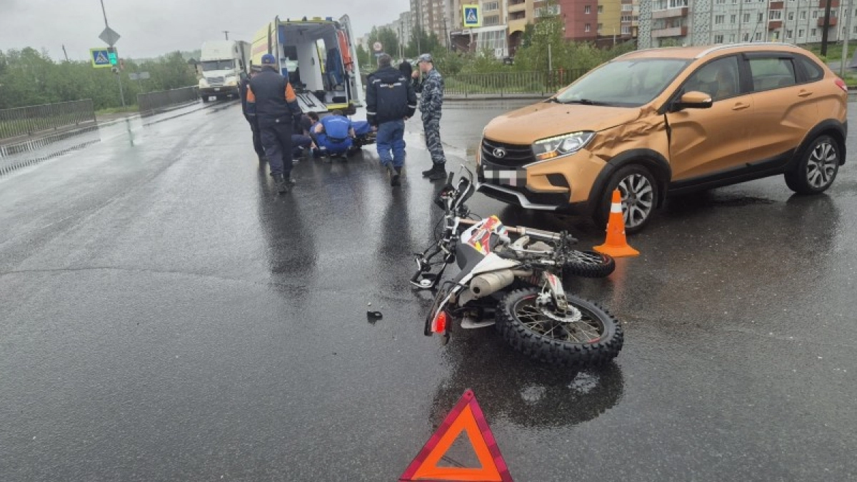 В Ухте госпитализировали мотоциклиста после ДТП с "Ладой Иксрей"