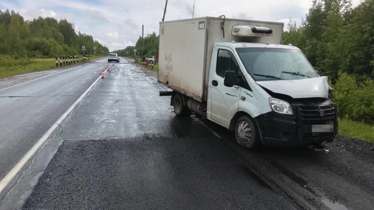 В Коми на трассе "Вятка" фургон протаранил "Ладу Калину"