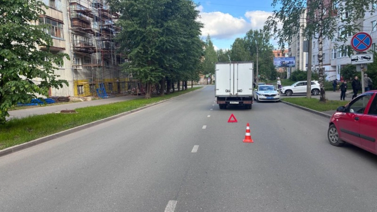 В Коми 11-летняя девочка упала с грузовика "ГАЗ" на ходу
