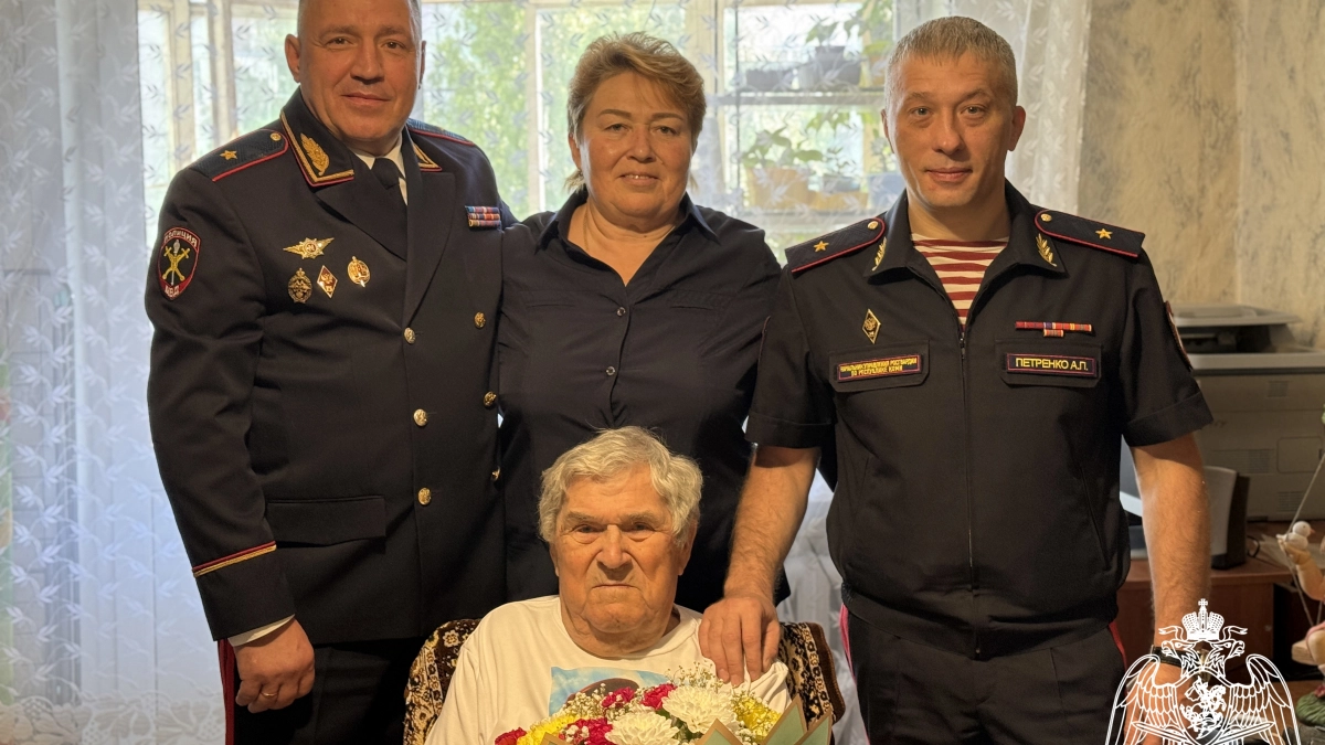 В Коми поздравили с 97-летием ветерана ВОВ и подполковника милиции Вячеслава Истомина