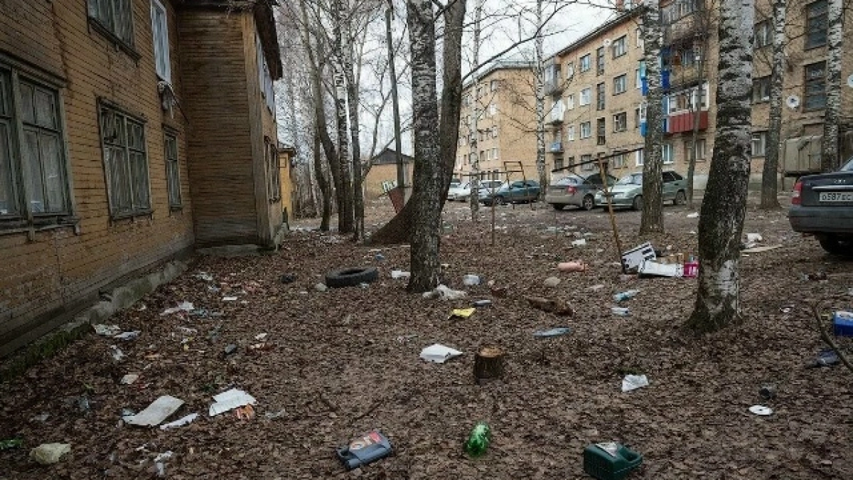 В Коми коммунальщикам вынесли 17 предостережений за грязные дворы