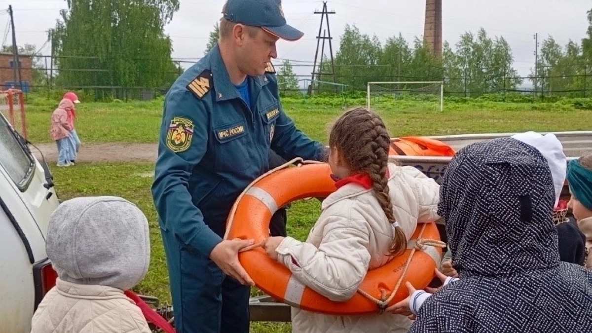 Школьникам в Коми рассказали о правилах поведения при пожаре и на воде