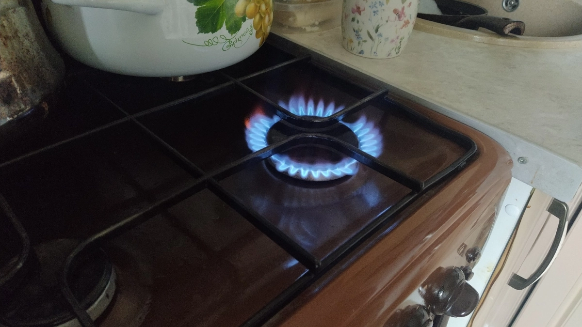 Умные хозяйки больше не трут плитку часами: найдено средство, которое помогает убрать даже старые пятна жира за 20 минут