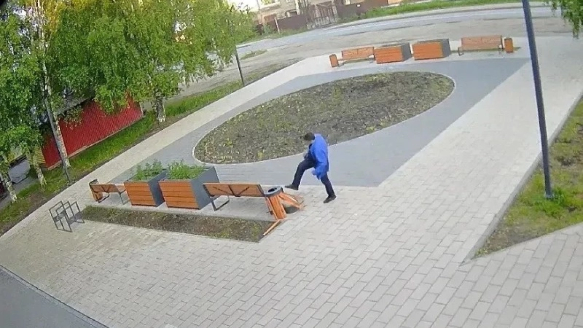В Коми вандал уничтожил общественное пространство под объективами камер