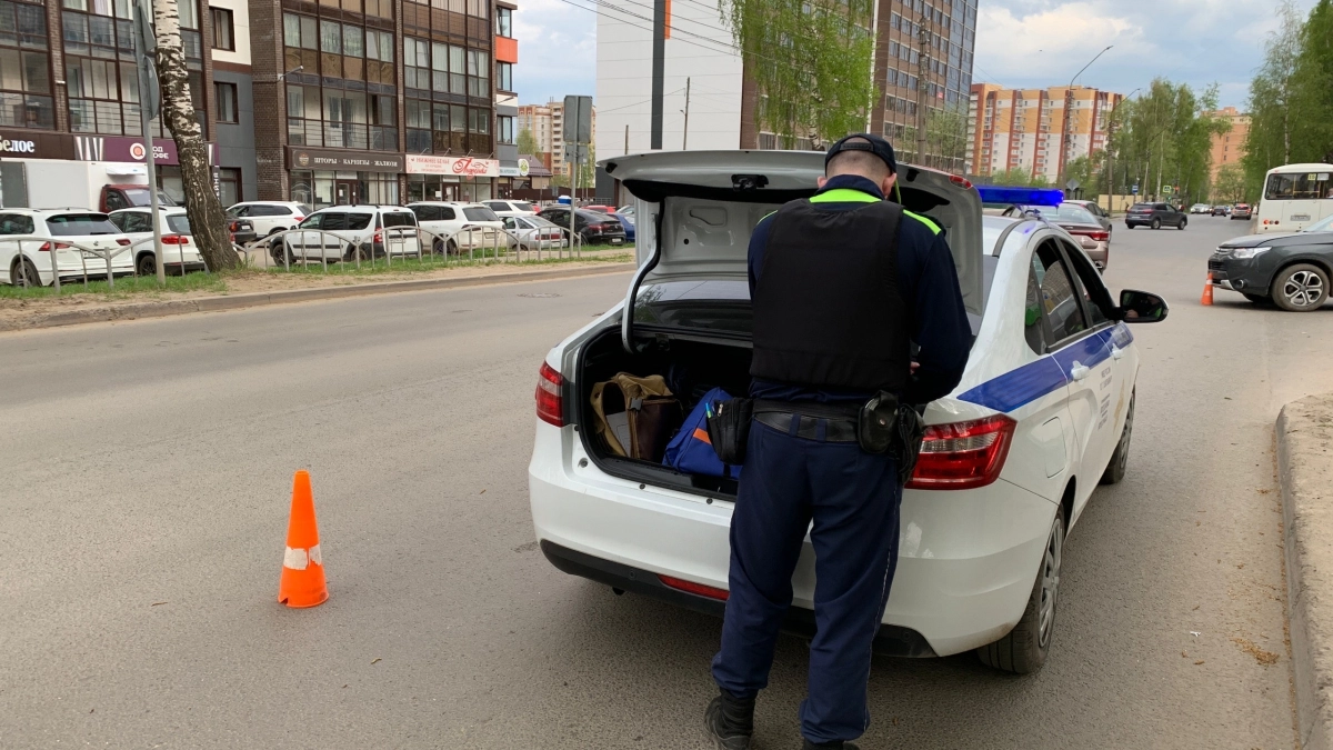 В Коми водитель "Лады Гранты" сбил пенсионера задним ходом и скрылся