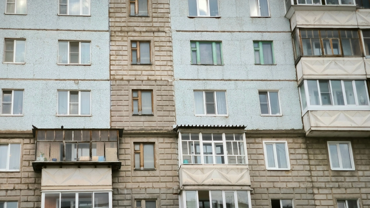 Пенсионерка застряла на балконе в Коми: спасатели раскрыли главную ошибку владельцев пластиковых дверей