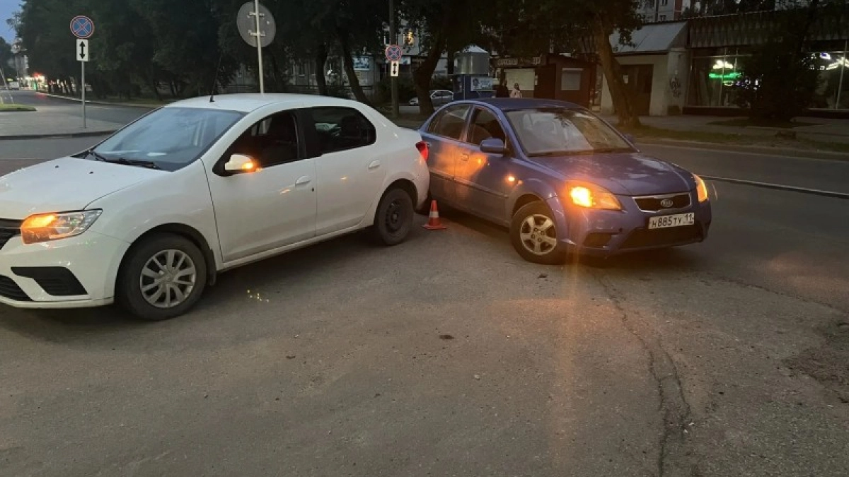 В Коми водитель сдавал назад и покалечил двух вышедших из машины человек