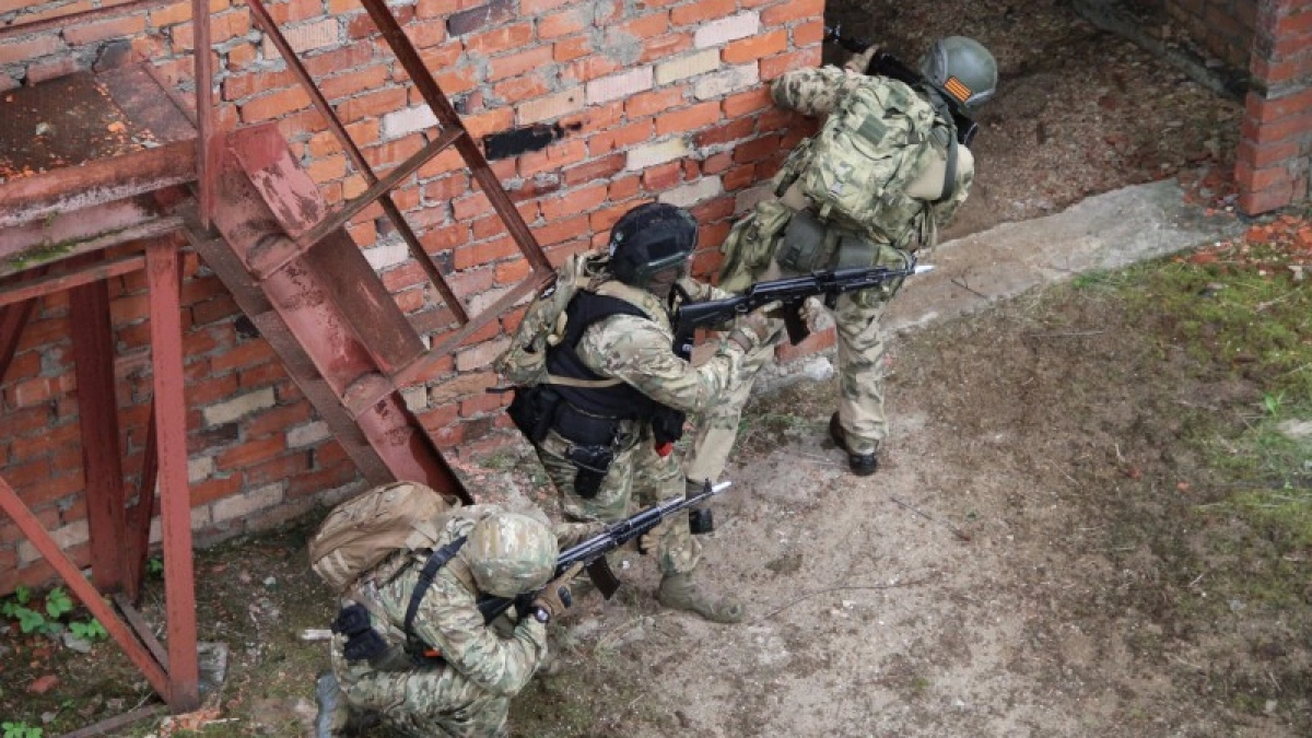 Сотрудники ОМОН "Зырянин" провели тактические учения с блокированием преступников в Коми 