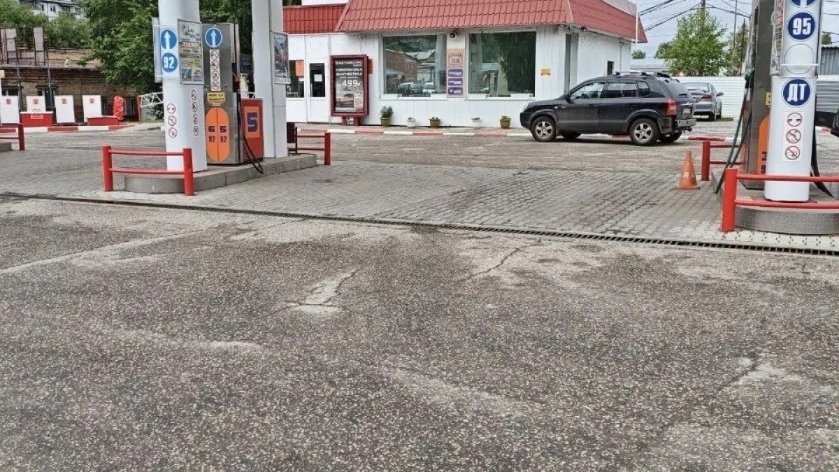 В Коми водитель травмировал женщину, забыв вытащить заправочный пистолет