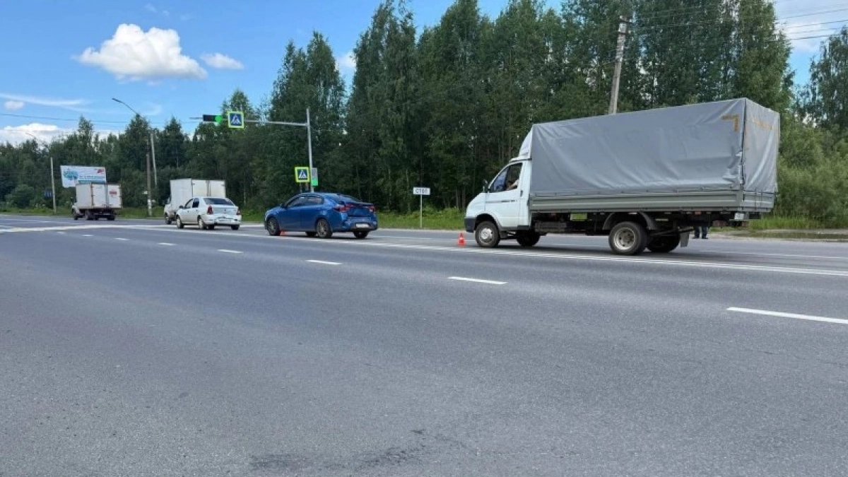 Цепная реакция: в Коми "Газель" протаранила иномарки на светофоре