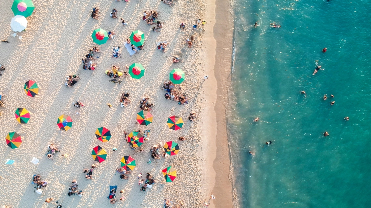 8 курортов с дешёвым морем, куда надо ехать в июле - вода +30°С, еда за копейки, а пляжи чище Байкала