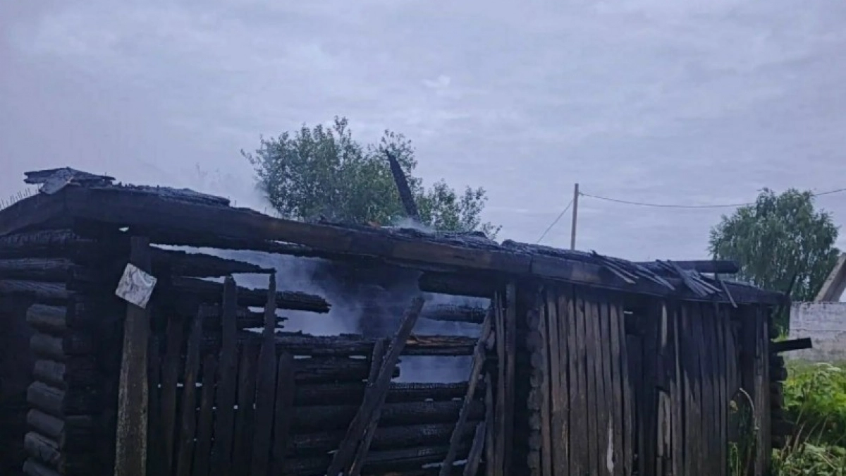 В сёлах Коми горели два дома из-за неосторожности людей