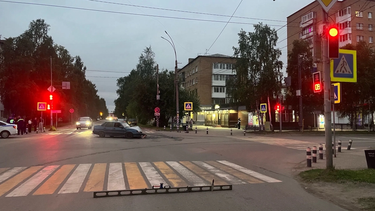 В Ухте два ровесника на ВАЗах столкнулись при проезде перекрёстка