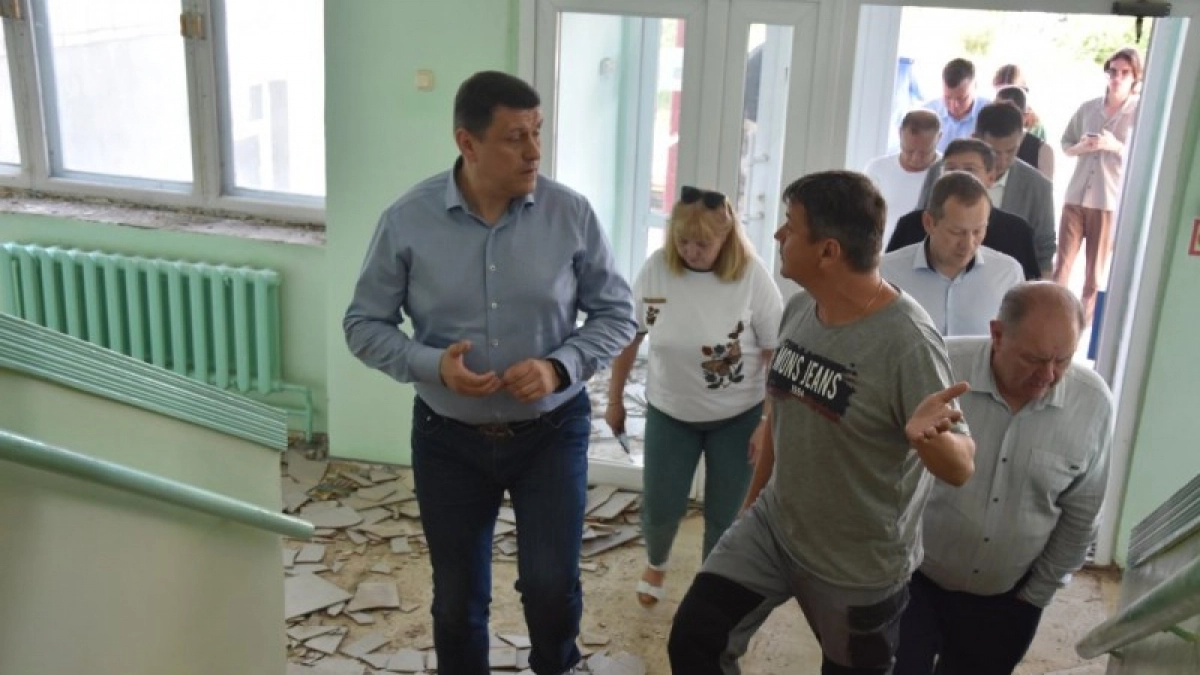 Дмитрий Братыненко проверил капитальный ремонт школы в Коми 
