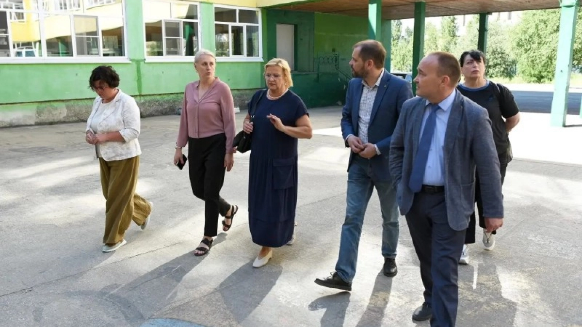 Министр образования Коми проверил ремонт школы 