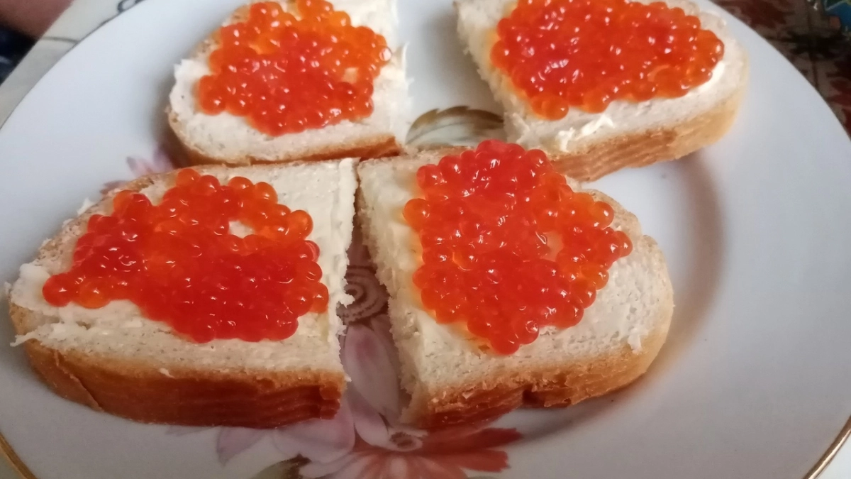 Не с колбасой и не с сыром: эндокринолог подсказала, с чем лучше есть сливочное масло для максимальной пользы