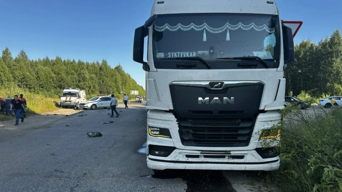 В Ухте водитель Skoda Octavia пострадал в столкновении с грузовиком MAN
