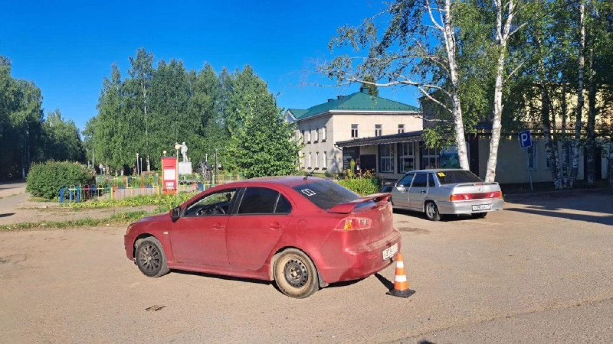 Водитель-новичок сбил девушку на парковке в Коми