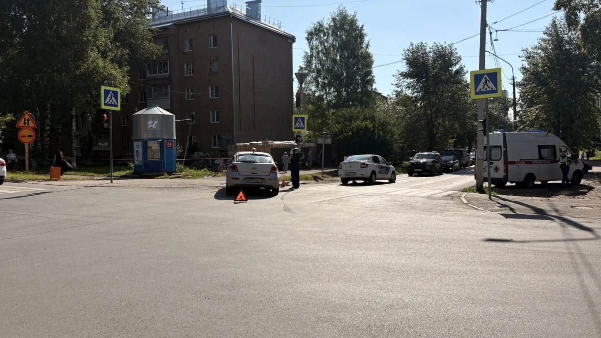 В Коми проезд на “красный” привел к столкновению “Рено” и “Шевроле”