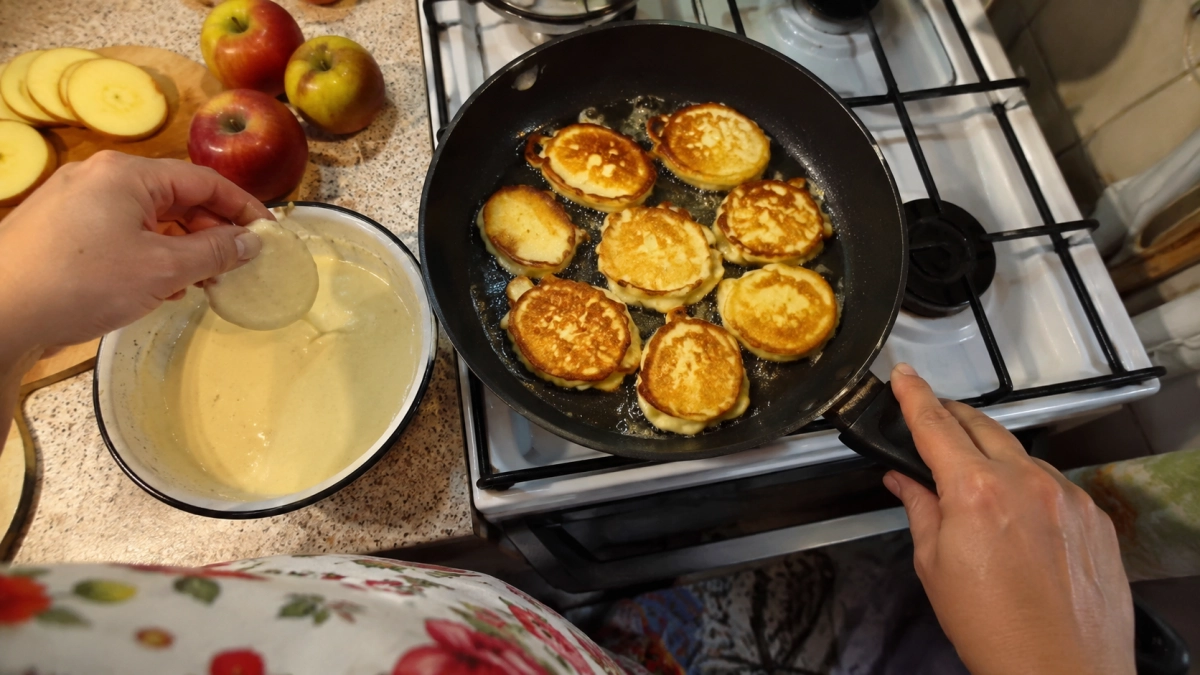 Окунаю яблочные дольки в кефирное тесто — и жарю: внутри как повидло, снаружи хрустят — шарлотку больше не пеку