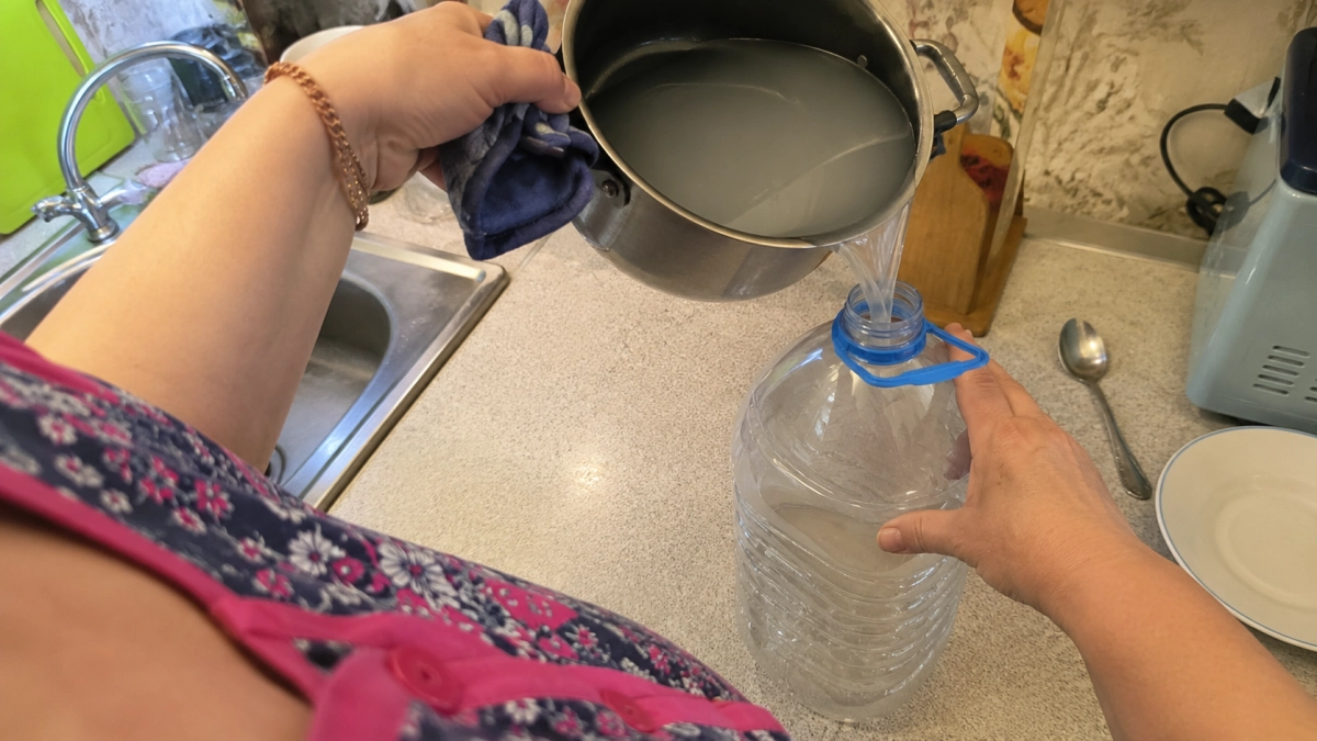 Воду после макарон больше не выливаю — остужаю и везу на дачу: компост оживает даже в летнюю сушь