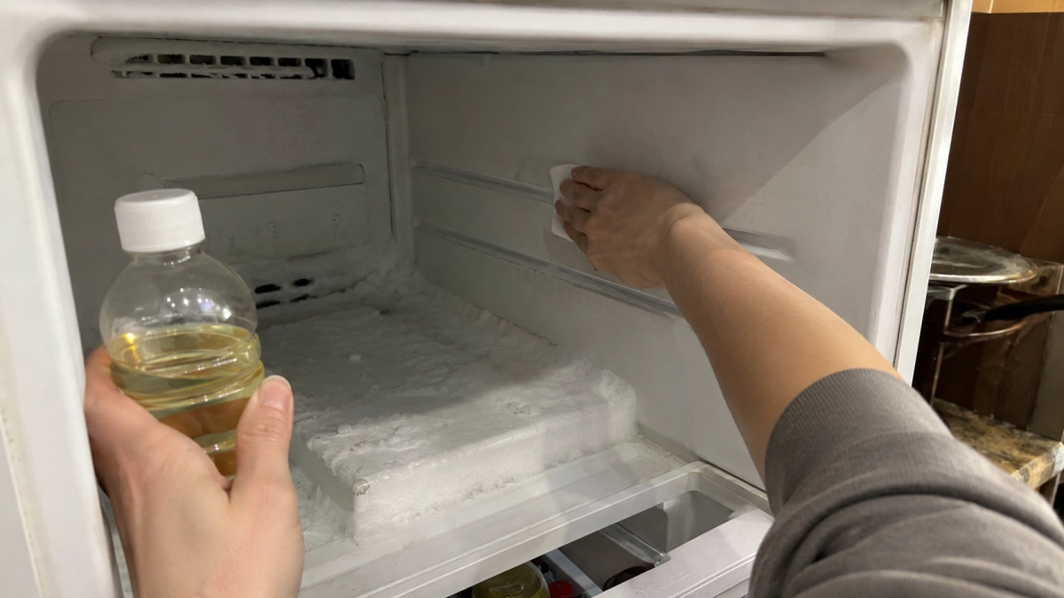 Смазываю стенки холодильника маслом — и забываю про "ледяную шубу" на полгода: наледь отходит пластами без ножа и кипятка