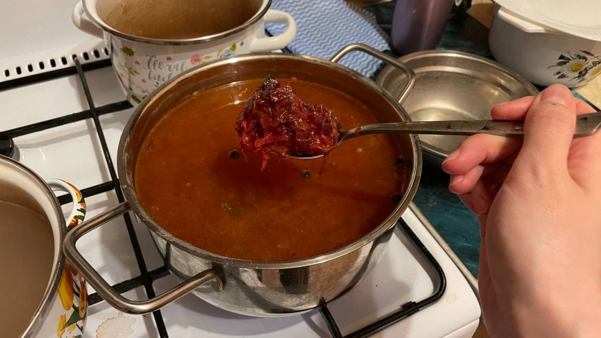 2 ложки в зажарку — и борщ будет краснее советского флага: опытные хозяйки добавляют один продукт — и это не уксус