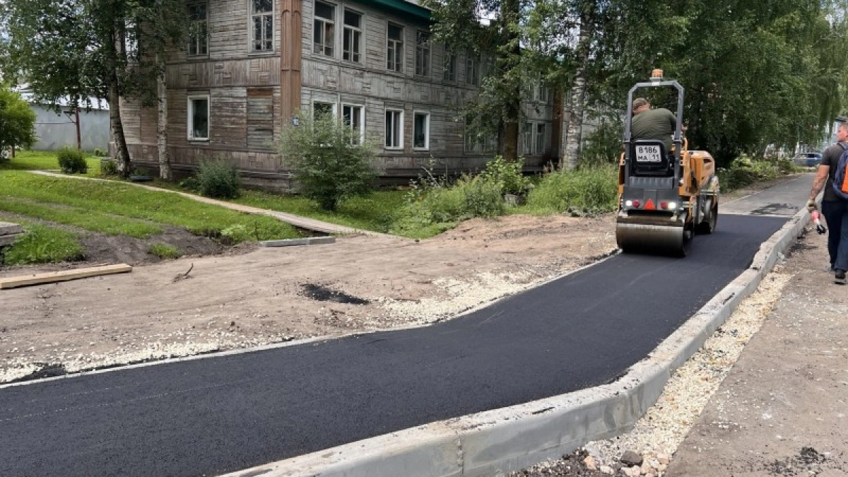 Дорожники завершают строительство тротуаров в Коми 