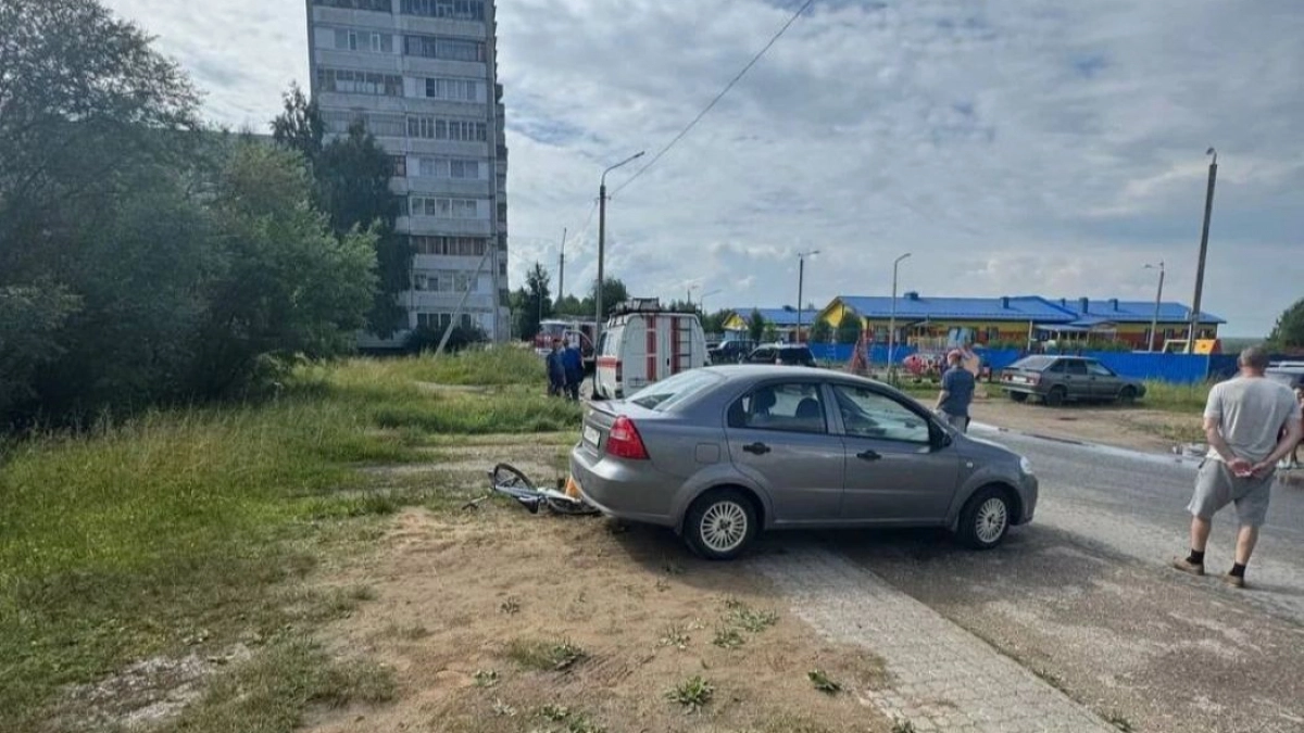 В Коми ребенок на велосипеде угодил под колеса сдающей назад иномарки