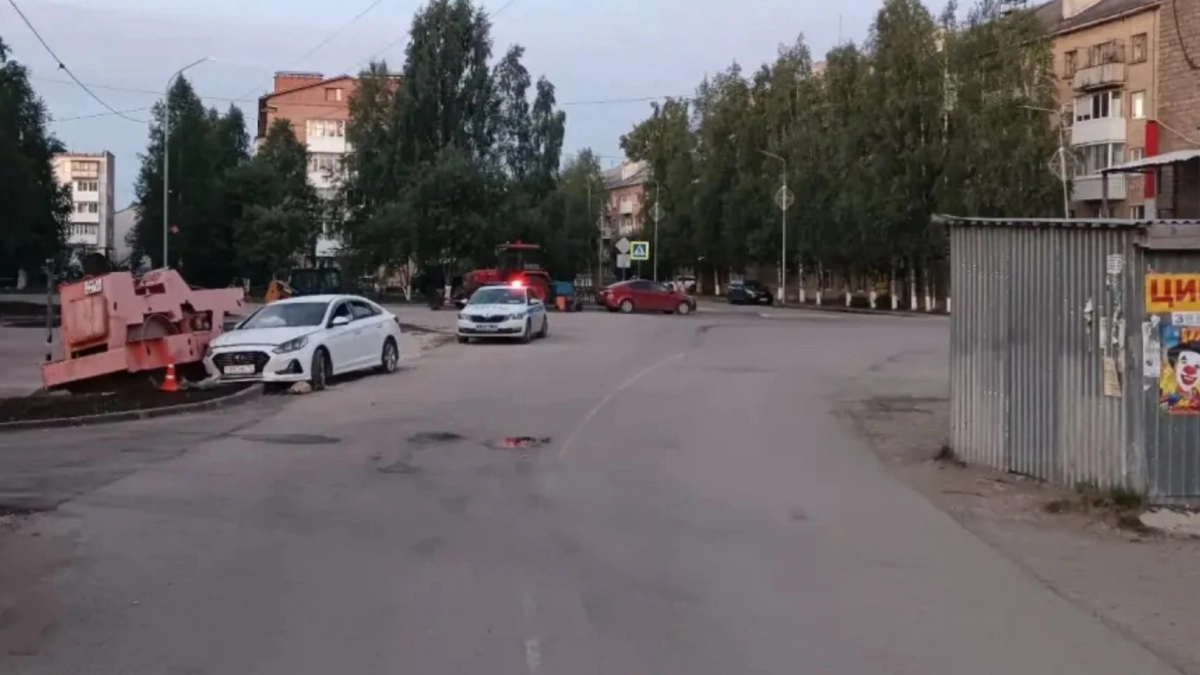 В ухтинском поселке иномарка влетела в дорожный каток